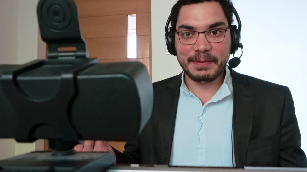 Uomo d'affari in una trattativa commerciale da remoto