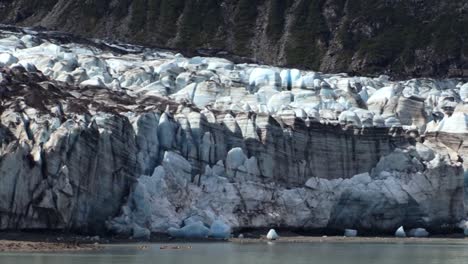 panorámica lenta de un gran glaciar en el parque nacional de la bahía de los glaciares de alaska
