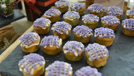 Basbousa-Häppchen-Mit-Lavendel-Topping,-Arabische-Mini-Häppchen-Süßigkeiten