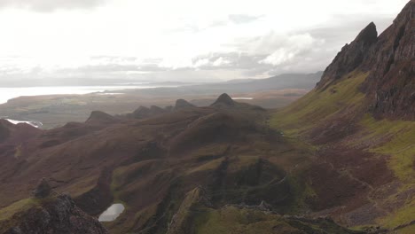 Wunderschöne-Quiraing-Berg--Und-Hügellandschaft-Auf-Der-Insel-Skye-In-Schottland,-Bedeckt-Von-Grünem-Gras