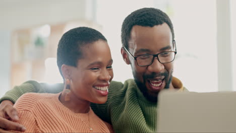 Internet,-Sonrisa-Y-Pareja-Negra-Con-Una-Computadora-Portátil.