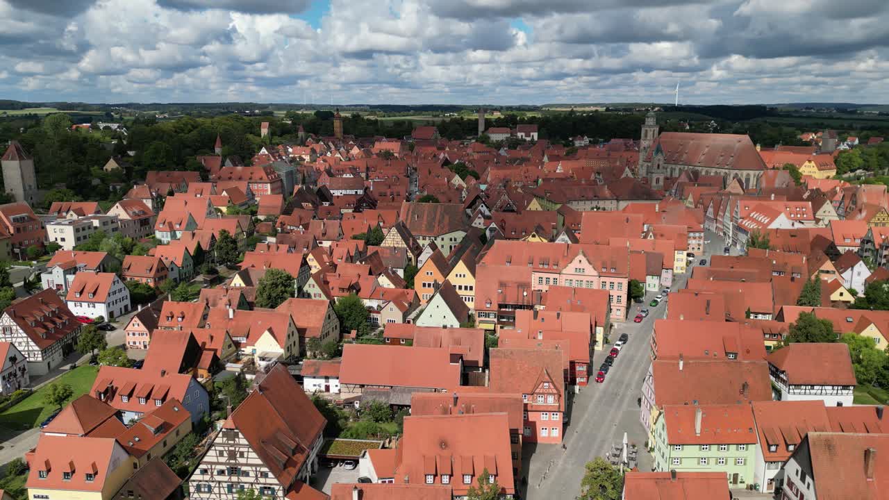 calles y tejados rojos ciudad de dinkelsbuhl baviera, vista aérea de drones del sur de alemania