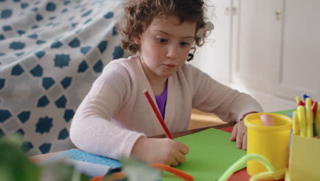 niña dibujando imágenes en papel colorido disfrutando de dibujos para colorear niño creativo divirtiéndose con la imaginación haciendo arte en casa