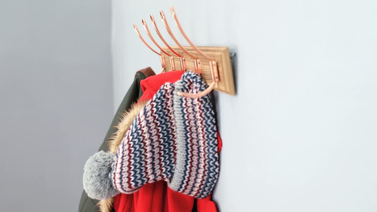 4k 갈고리에 매달린 따뜻한 옷