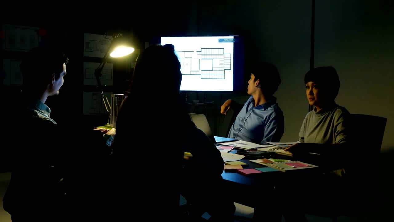 la gente asiática se reúne hasta la noche, la gente trabaja horas extras.