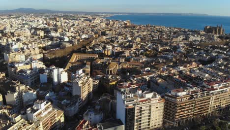 drone volando sobre la ciudad de palma de mallorca