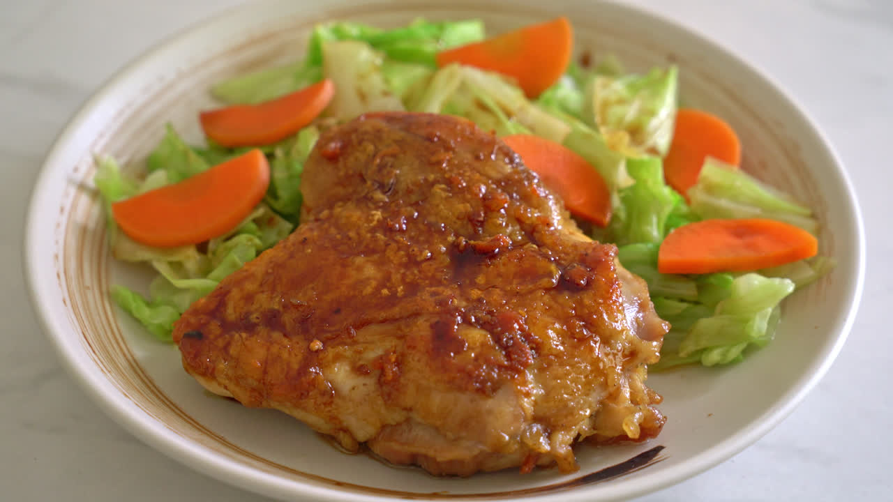 filete de pollo teppanyaki teriyaki con repollo y zanahoria