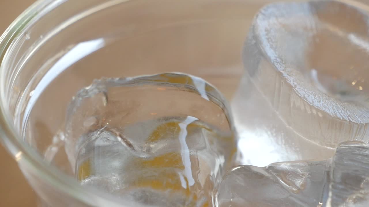 얼음 이 있는 컵 에 물 을 부어 넣는 것