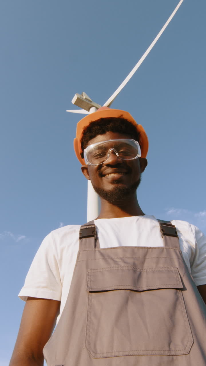 Ingegnere di turbine eoliche sorridente