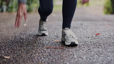 corriendo, zapatos y manos de una mujer mayor en una carretera