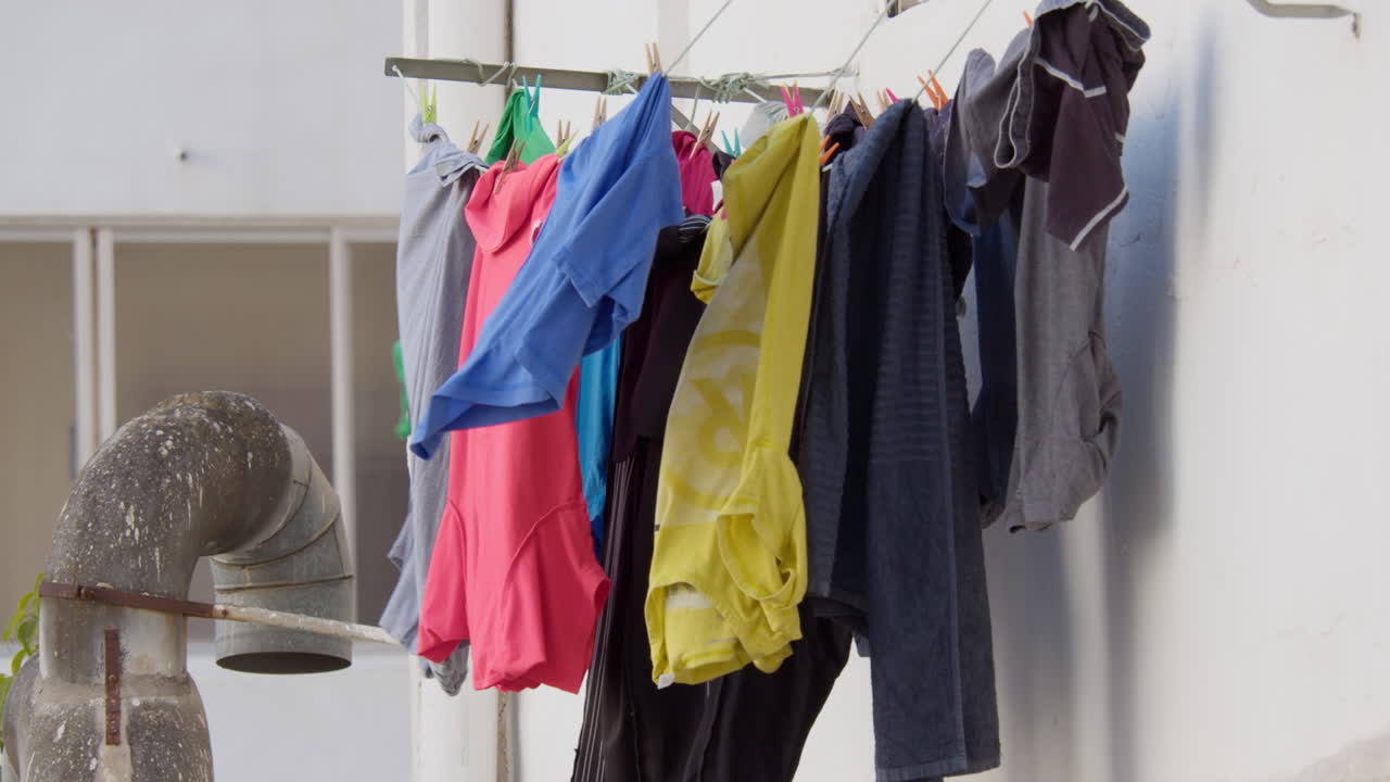 lavandería colgante por la pared blanca