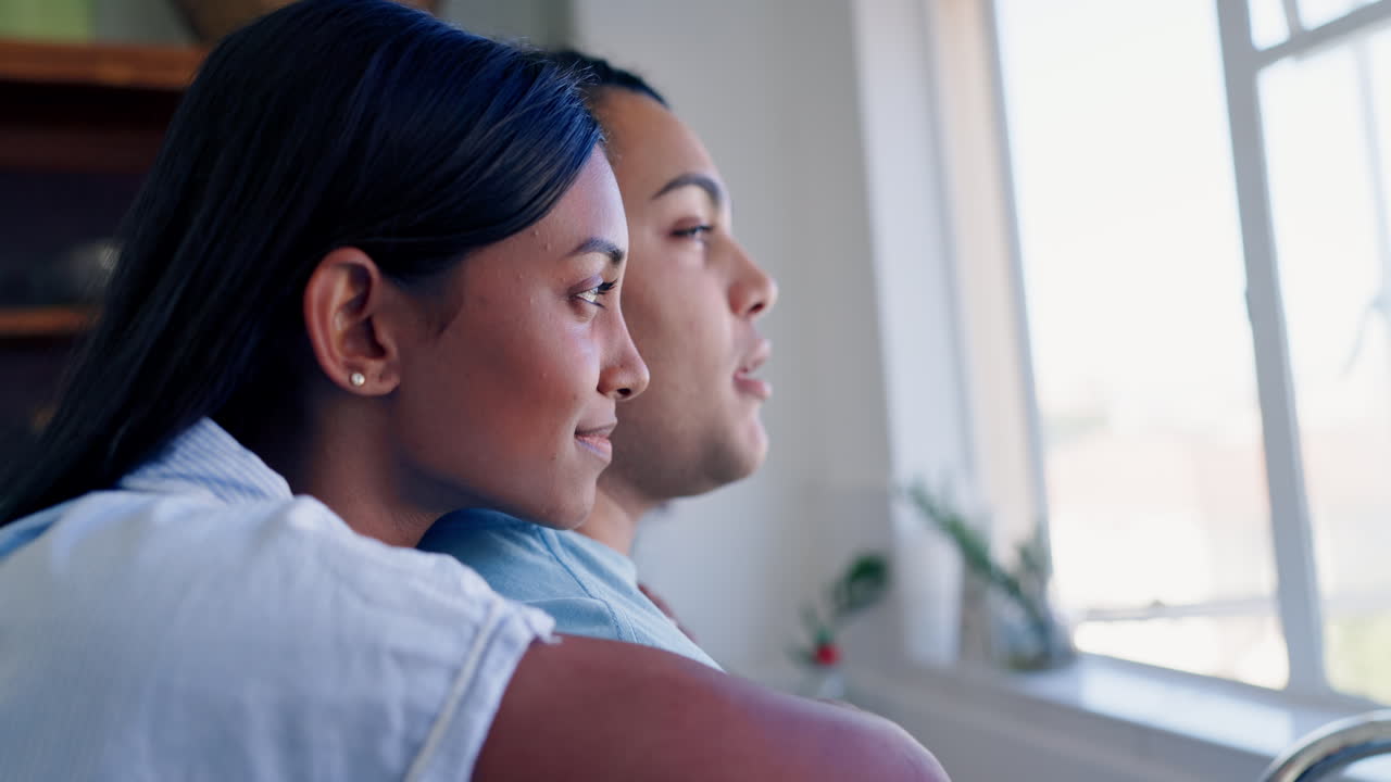 커플, 포옹과 집의 창문은 포옹으로 휴식을 취합니다.