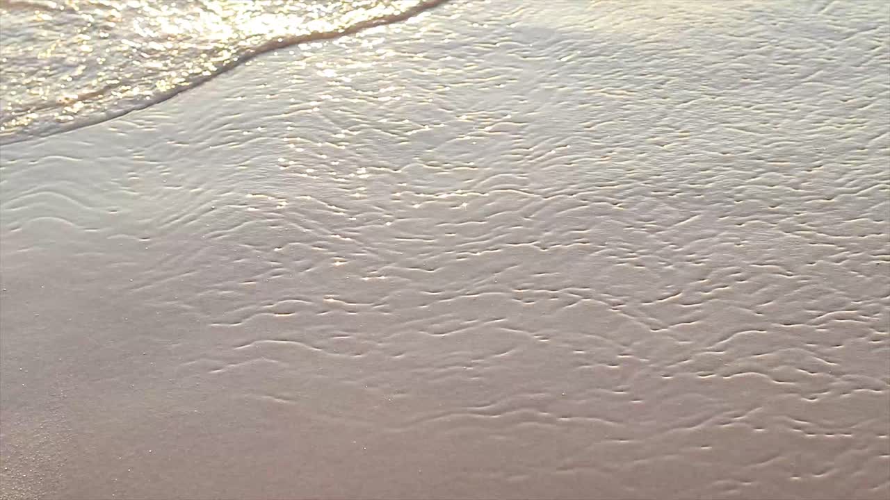 모래사장에 작은 파도가 서로 부서지는 모습