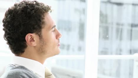 Retrato-De-Un-Joven-Empresario-Sonriente