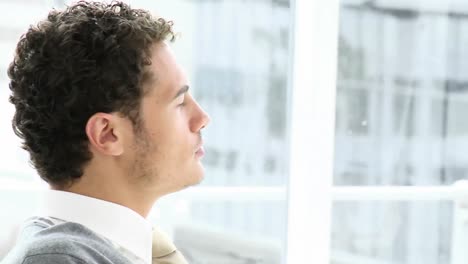retrato de un joven empresario sonriente