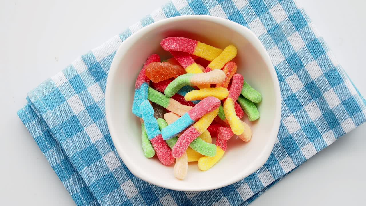 gusanos de goma de colores en un cuenco