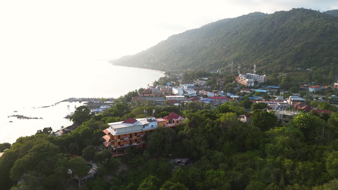 Incredibile paesaggio ripreso da drone che sorvola un'isola in Thailandia al tramonto
