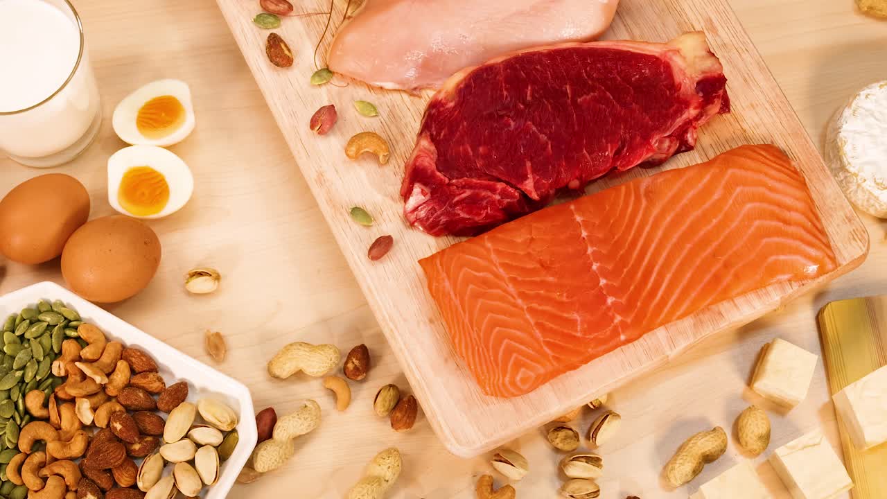 variedad de carnes, nueces y huevos en exhibición