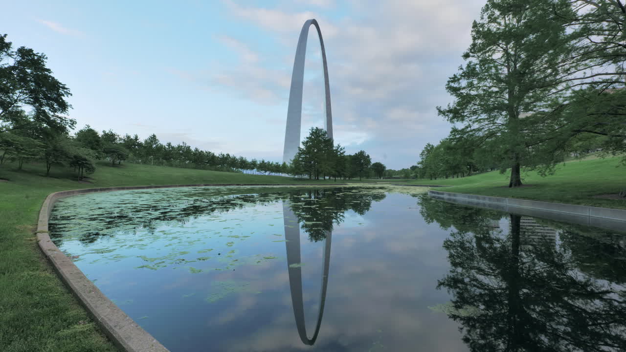 파란 시간 동안 게이트웨이 아치 반사의 시간 경과