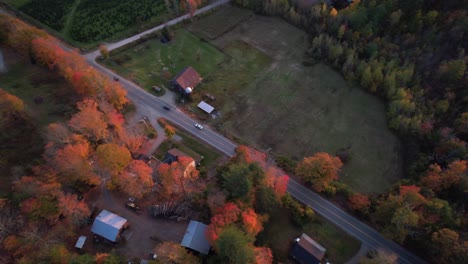 Vista-Aérea-Del-Tráfico-Por-Carretera-Y-El-Colorido-Paisaje-Otoñal-De-New-Hampshire,-Ee.uu.