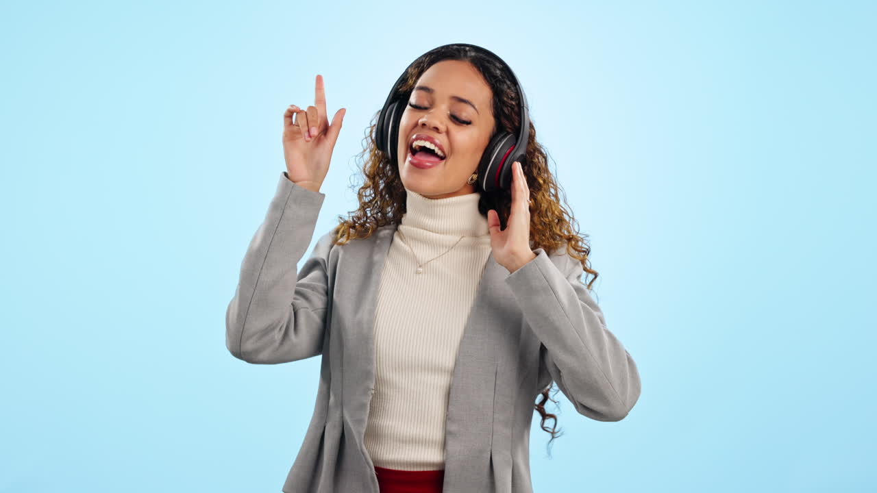 Musica, ballo e canto con una donna su un blu