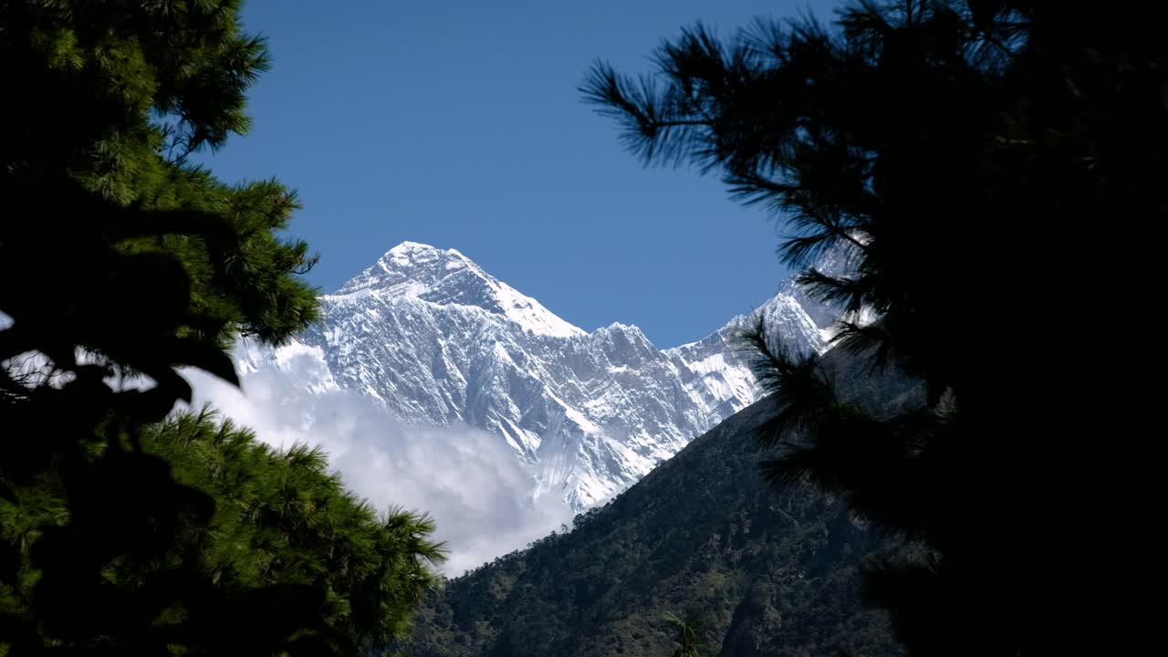 Håndholdt optagelse af den første udsigt til Mount Everest på turen til Everest Base Camp