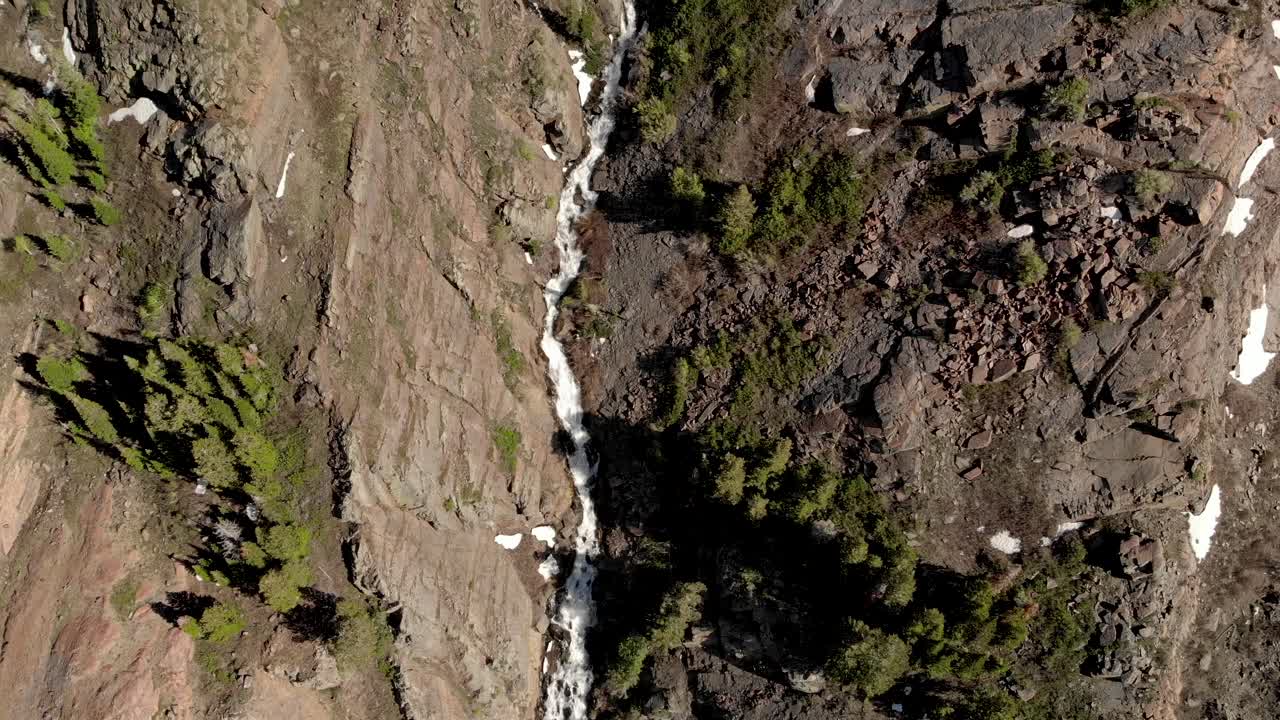 río que desciende del lago blanche a principios del verano