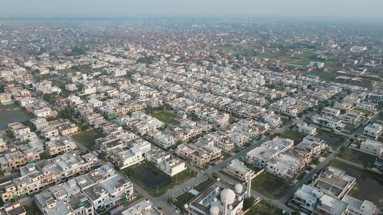 vista aérea de una antigua y moderna sociedad de viviendas en pakistán