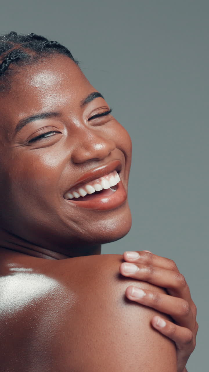 Jovem afro-americana alegre com pele saudável e radiante