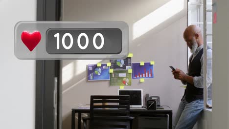 hombre sentado en un alféizar de la ventana enviando mensajes de texto 4k
