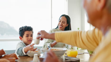 Familie,-Mittagessen-Und-Zusammen-Mit-Dem-Kind-Beim-Essen