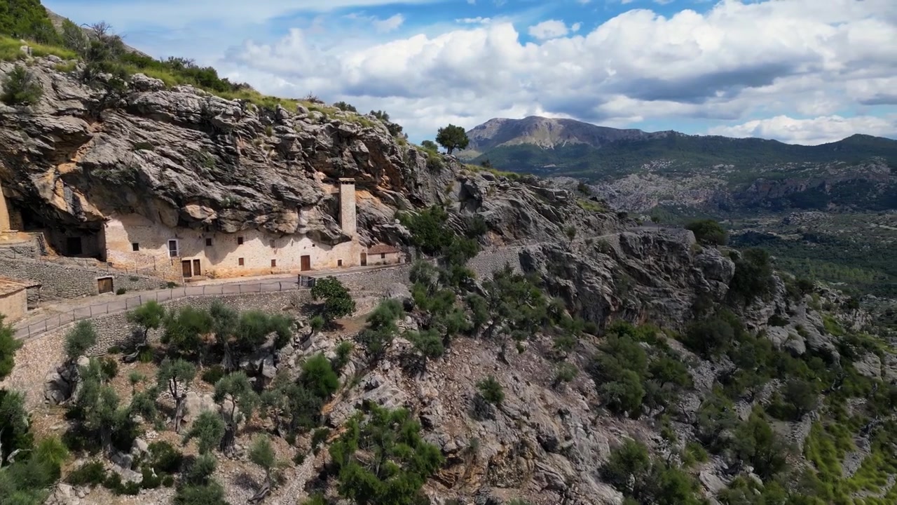 Volo drone sull'isola di Maiorca, edifici costruiti su una scogliera rocciosa, destinazione turistica spagnola