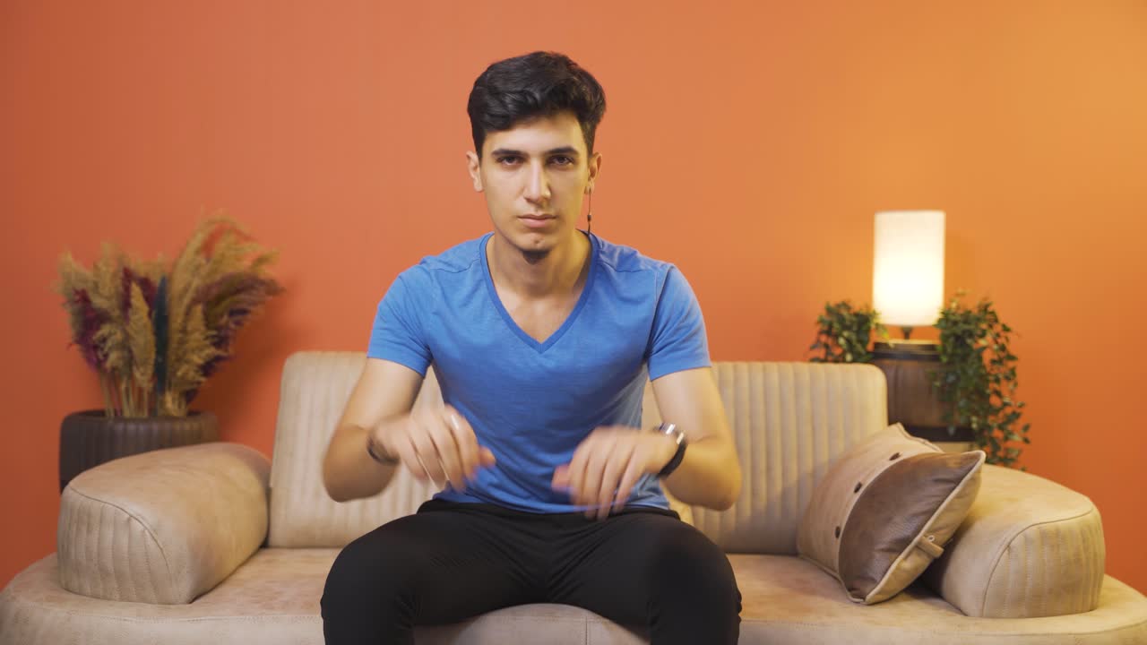 부정적인 표정으로 카메라를 바라보는 남자.