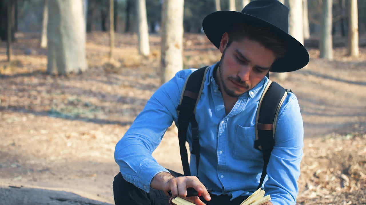 숲에서 메모를 하는 탐험가