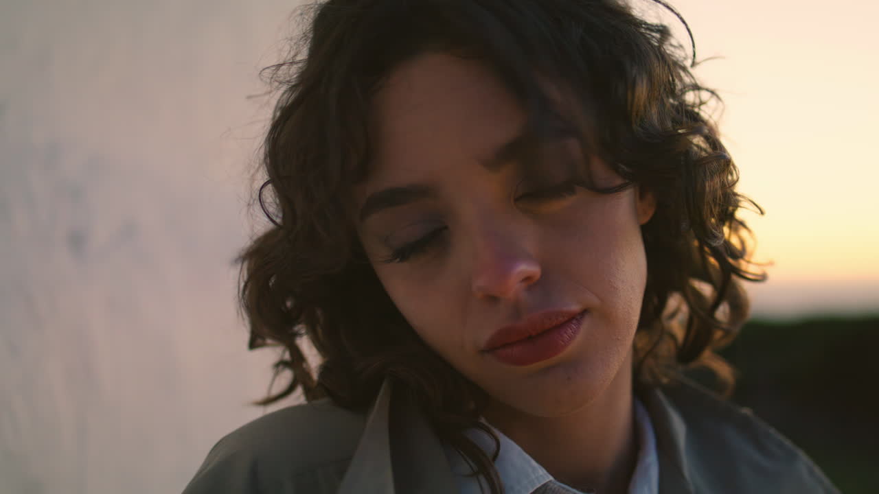 silueta oscura girando la cabeza en el hermoso atardecer cielo primer plano. mirada de chica sonriente