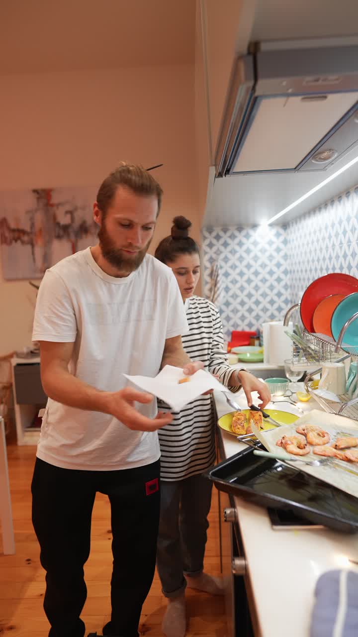 pareja cocinando juntos en una cocina moderna