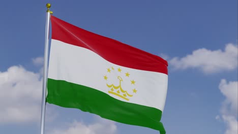 Bandera-De-Tayikistán-Moviéndose-En-El-Viento-Con-Un-Cielo-Azul-Claro-En-El-Fondo,-Nubes-Moviéndose-Lentamente,-Asta-De-Bandera,-Cámara-Lenta