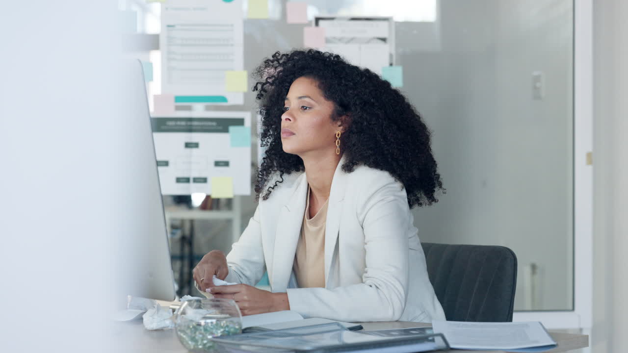 Syk forretningskvinne som pusser nesen