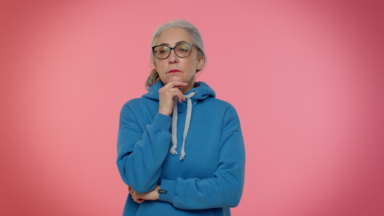 pensativa inteligente anciana abuela anciana mujer frotándose la barbilla reflexionando sobre una solución, duda pregunta