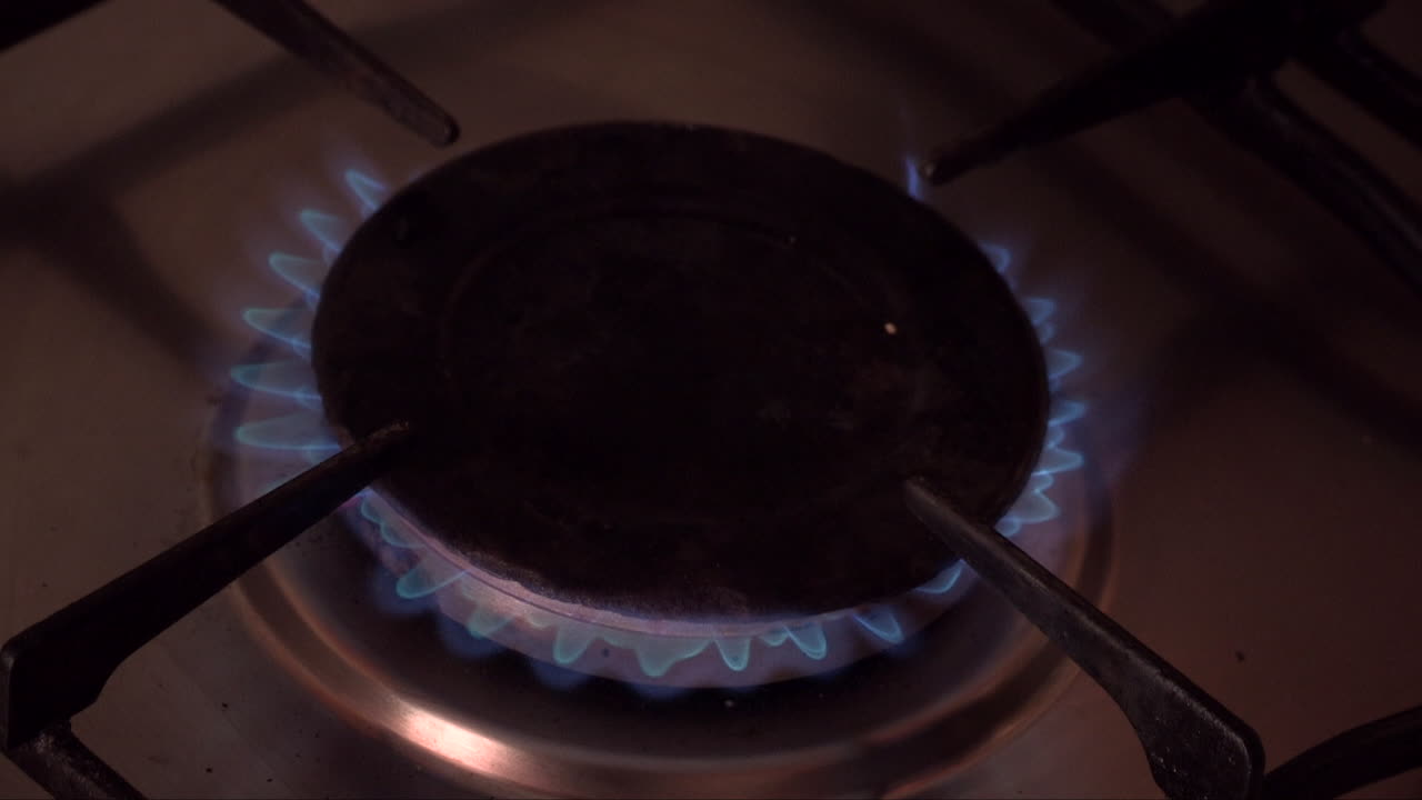 가스 불이 붙은 난로 버너와 푸른 불꽃으로 원을 그리다