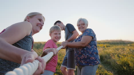 Mehrere-Generationen-Der-Familie-Werden-In-Einem-Tauziehen-Gegeneinander-Antreten