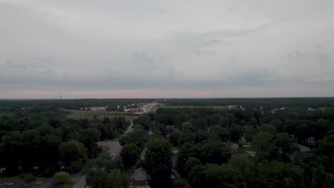 Eine-Luftaufnahme-Der-Kochenden-Frühlingsstadt-Einer-Kleinstadt-Wohnstraßen-überdacht-Die-Hauslandschaft