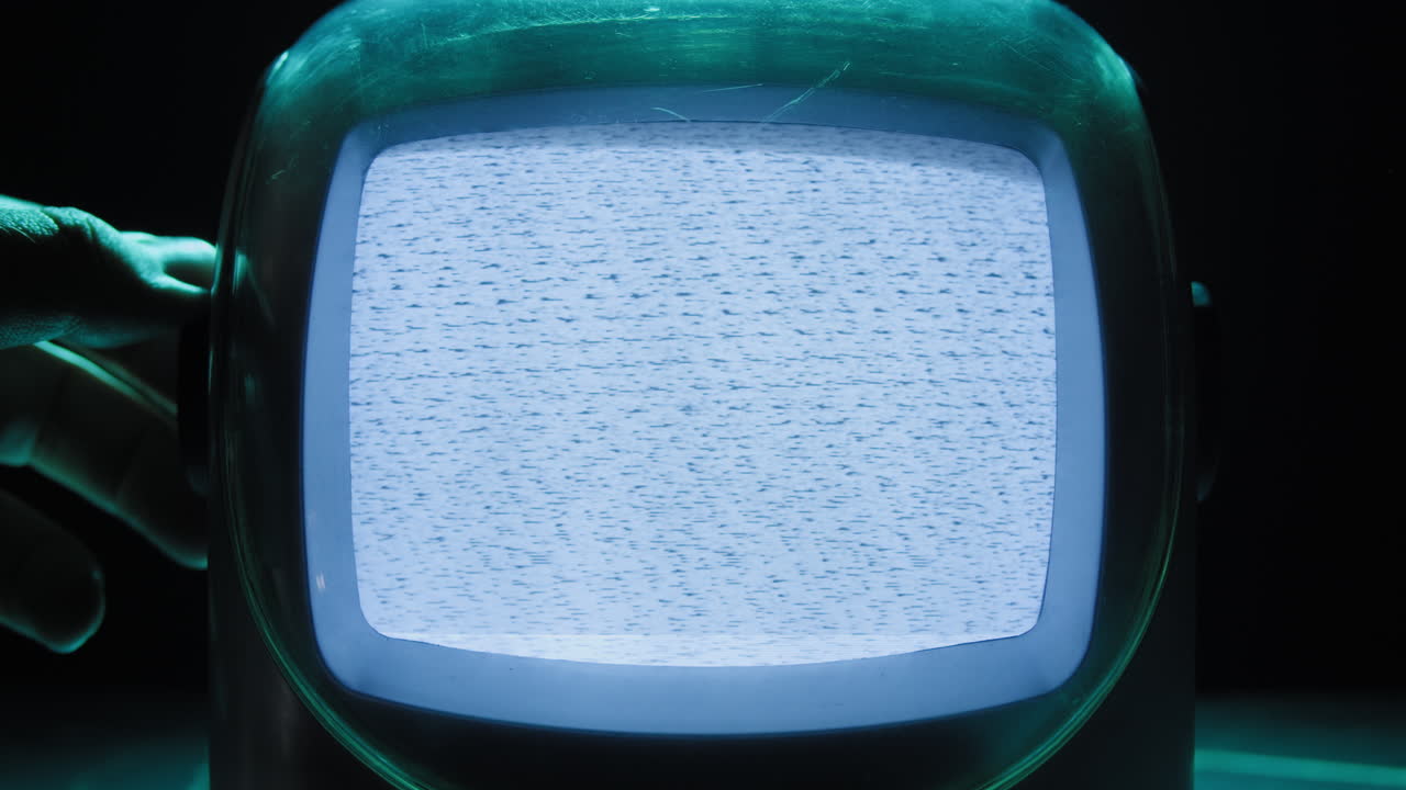 레트로 tv, 노스탈기적인 설정으로 빈티지 tv, 레트로 tv는 화면에 곡물을 표시합니다, 무서운 할로윈 밤 장치, 크로마 키 및 그린 스크린에 좋습니다.