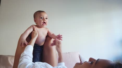 Glückliche-Gesichtslose-Mutter,-Die-Mit-Ihrem-Baby-Im-Schlafzimmer-Spielt