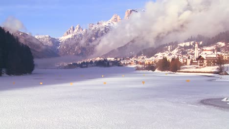 Un-Pueblo-Nevado-Lejano-En-Los-Alpes-En-Austria-Suiza-Italia-Eslovenia-O-Un-Country-De-Europa-Del-Este-1