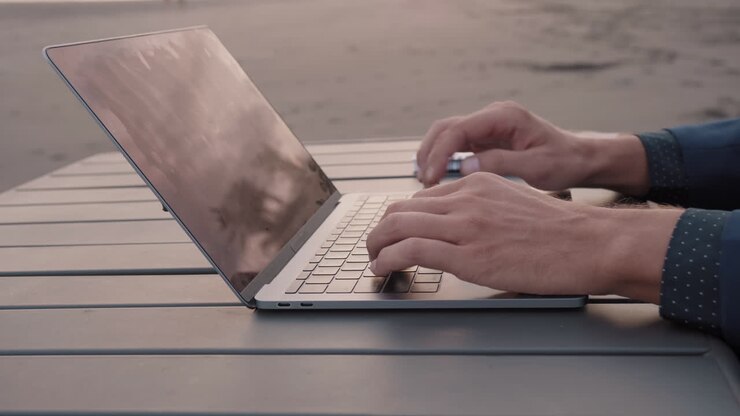 Mani maschili che digitano su un laptop