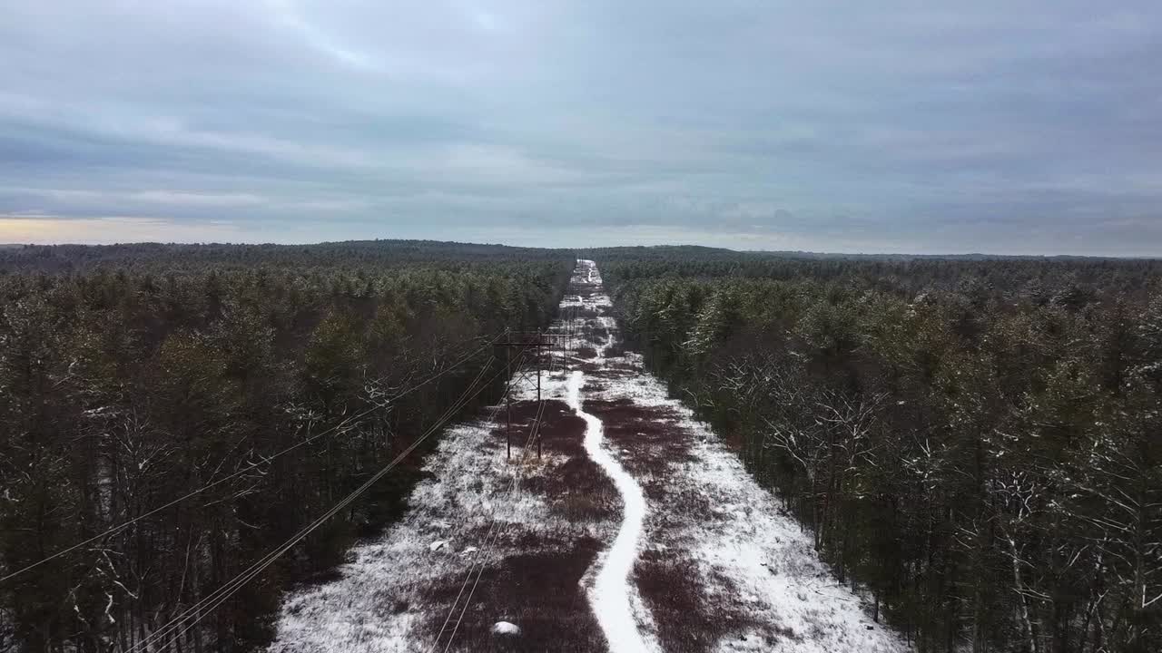 Luftoptagelser over en højspændingskorridor i det østlige Massachusetts
