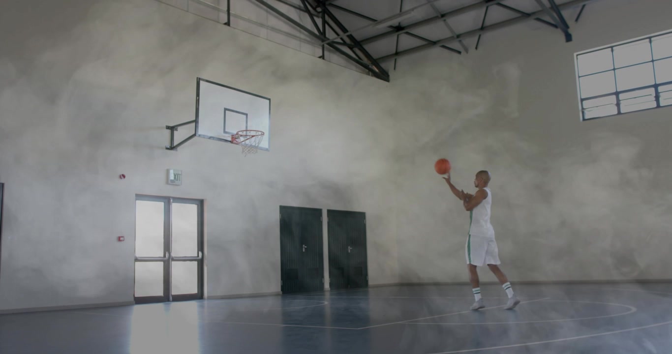 Giocatore di basket che si avvicina alla linea del tiro libero, palleggiando durante un allenamento sportivo con un arco animato.