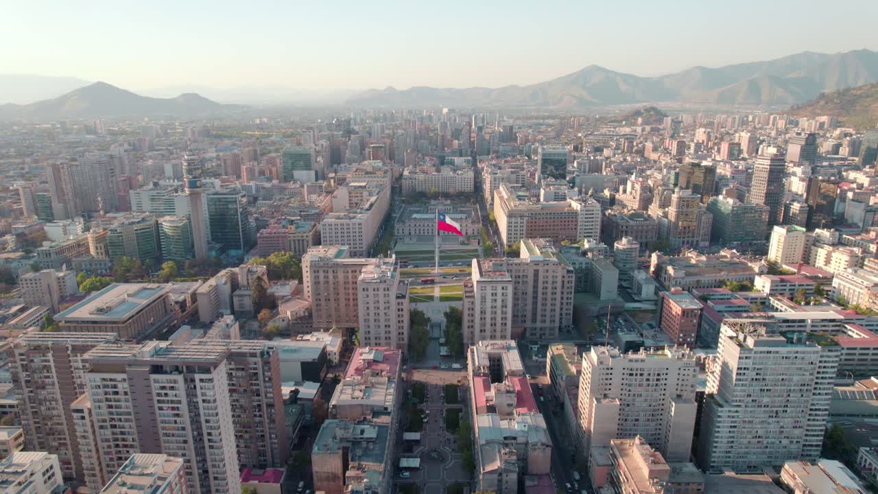 Ripresa aerea in allontanamento di Paseo Bulnes e del palazzo de La Moneda, nel quartiere civico di Santiago, Cile