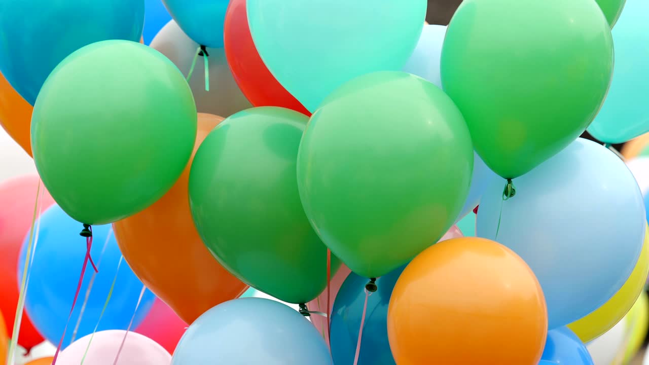 los globos de helio de color.